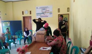 Jajaran Polsek Jatigede Lakukan Pengawalan dan Monitoring Penyaluran Banprov Untuk Warga Terdampak Covid-19